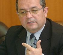 Boc anunta sporuri taiate pentru magistrati si discutii despre legalizarea prostitutiei