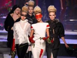 Bataie intre top modele in timpul unei prezentari Jean Paul Gaultier - VIDEO