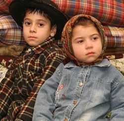 Logodna dintre doi copii tigani de 6 si 4 ani, in presa engleza