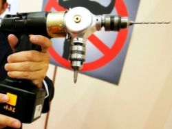 Nu aveau vibrator, asa ca au folosit o bormasina