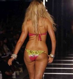 Top modelul Karolina Kurkova, prea grasa pentru catwalk