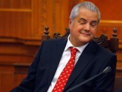 Banane pentru Adrian Nastase, din partea femeilor din PD-L