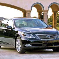 Lexus LS 600 - masina care nu scapa din ochi soferul