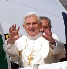 Papa Benedict al XVI-lea crede ca folosirea prezervativului agraveaza problema SIDA