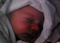 O femeie din Noua Zeelanda a nascut intr-un avion si a lasat bebelusul in toaleta