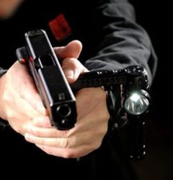 Copii amenintati cu pistolul de un tata, pentru ca nu se jucau cu fiul sau!