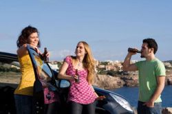 Elevii sub 16 ani se lasa de tutun, dar cocheteaza cu hasisul