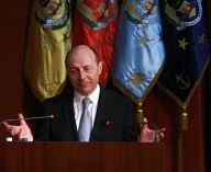 Basescu, mai subtil cu ziaristii decat Iliescu: 