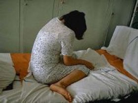 Adolescenta de 14 ani, violata si lasata insarcinata de iubitul mamei sale