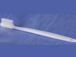 Romanii schimba periuta de dinti la doi-trei ani