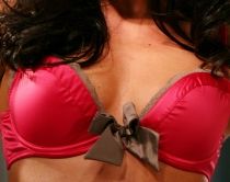 Sutienul le-a salvat viata: Doua femei au supravietuit datorita lenjeriei intime