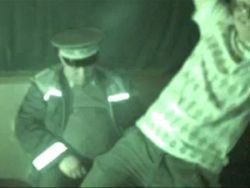 Politist clujean filmat in timp ce dormea si era ridiculizat de tineri dintr-o discoteca - VIDEO