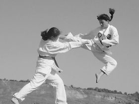 Pedofil batut mar de doua fetite de 13 ani, pentru ca a incercat sa le violeze