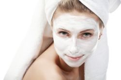 Lactatele, cartoful, galbenusul de ou si mierea revitalizeaza tenul obosit