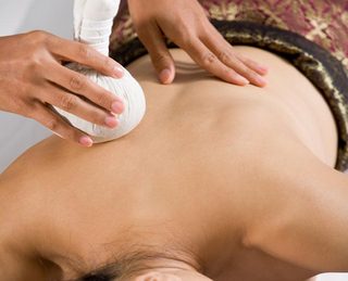 Bai in lapte de magarita si dusuri emotionale - noile placeri ale romanilor