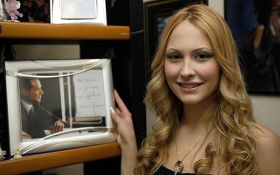 Berlusconi incearca sa impiedice publicarea unor fotografii cu fete in bikini sau cu sanii goi realizate la vila sa din Sardinia