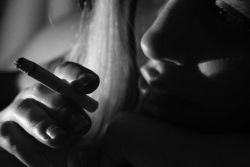 Jumatate dintre romanii de peste 18 ani fumeaza cel putin o tigara pe zi