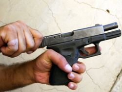 Un agent de politie si-a impuscat din greseala o colega de birou