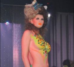 Ramona Gabor a defilat in sanii goi in clubul Bellagio