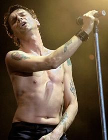 Solistul trupei Depeche Mode s-a intors pe scena, dupa recenta operatie de cancer