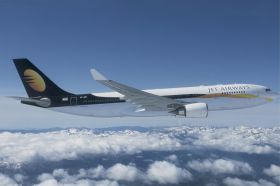 Un avion Airbus A320 cu 180 de pasageri la bord a aterizat de urgenta dupa ce unul dintre reactoarele sale a luat foc