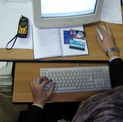 Politisti, tata si fiu, cercetati penal pentru ca puneau pe Internet documente secrete