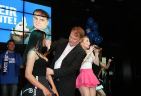 Candidatul la Presedintie Nati Meir habar n-are imnul Romaniei, dar stie precis dimensiunile Monicai Columbeanu