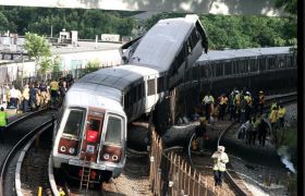 Doua garnituri de metrou s-au ciocnit la Washington: 9 morti si 76 de raniti, potrivit unui bilant provizoriu