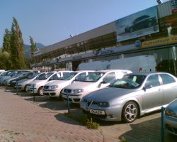 Vanzarile de masini noi au scazut la jumatate, iar tranzactiile imobiliare cu 30%