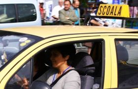 Instructorii auto protesteaza in fata Ministerului Transporturilor, nemultumiti de noile reglementari