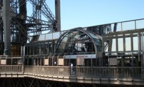 O adolescenta a murit dupa ce s-a aruncat de pe Turnul Eiffel si a aterizat pe acoperisul unui restaurant