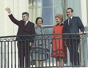 Imagini cu Nicolae Ceausescu alaturi de Richard Nixon, descoperite intr-un fost buncar din Londra