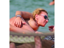 Camelia Sucu, proprietara Mobexeprt, topless pe plaja din Mamaia