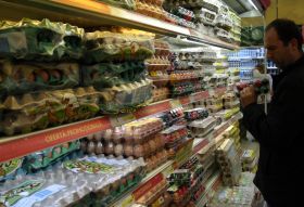 11 hipermarketuri din Bucuresti, amendate pentru comercializarea de produse cu termen de valabilitate gresit