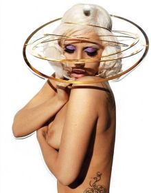 Lady GaGa, nud cu o palarie-galaxie