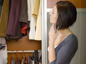 Femeile pierd un an din viata in fata dulapului cu haine