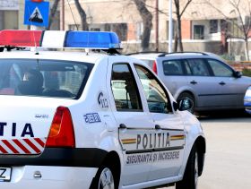 Politist calcat de camionul pe care incerca sa-l traga pe dreapta