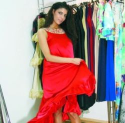 Vanessa Voicu, fiica lui Madalin Voicu, prezinta colectia Heliotrop