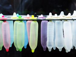 Prezervativele ofera o protectie partiala impotriva herpesului genital