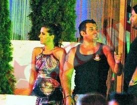 Manelistul Adi de la Valcea si-a lasat nevasta acasa si se distreaza cu o bruneta pe litoral