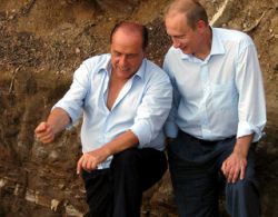 Zeci de imigranti romani au lucrat la negru sa aranjeze vila lui Berlusconi