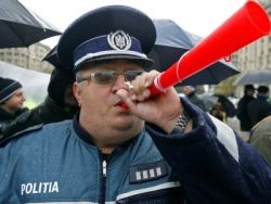 Politistii transporta infractorii cu tramvaiul pentru ca au ramas fara bani de benzina