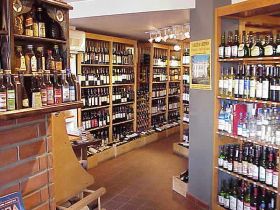 Doi hoti care au spart un depozit de bauturi, s-au facut atat de pulbere, incat nu au mai reusit sa fuga de la locul faptei