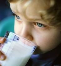 Oamenii care beau lapte in copilarie si adolescenta traiesc mai mult