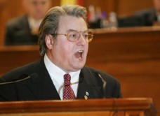 Sperietura zdravana pentru C.V. Tudor! Cat pe ce sa faca accident de masina