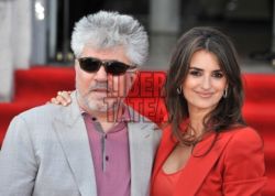 Regizorul gay Pedro Almodovar, atras sexual de Penelope Cruz