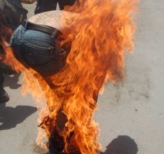 Barbatul care s-a autoincendiat in fata copiilor a murit