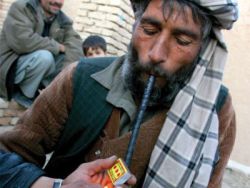 Toti locuitorii dintr-un sat din Afganistan, dependenti de droguri