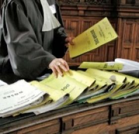 Guvernul ia in calcul scaderea salariilor magistratilor cu 23% in 2010