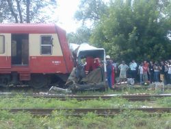 Cel putin 12 persoane si-au pierdut viata dupa coliziunea dintre un tren si un microbuz